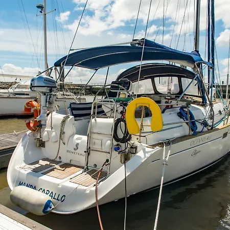 Πλωτό κατάλυμα Bed & Boat Mariiner Lisboa